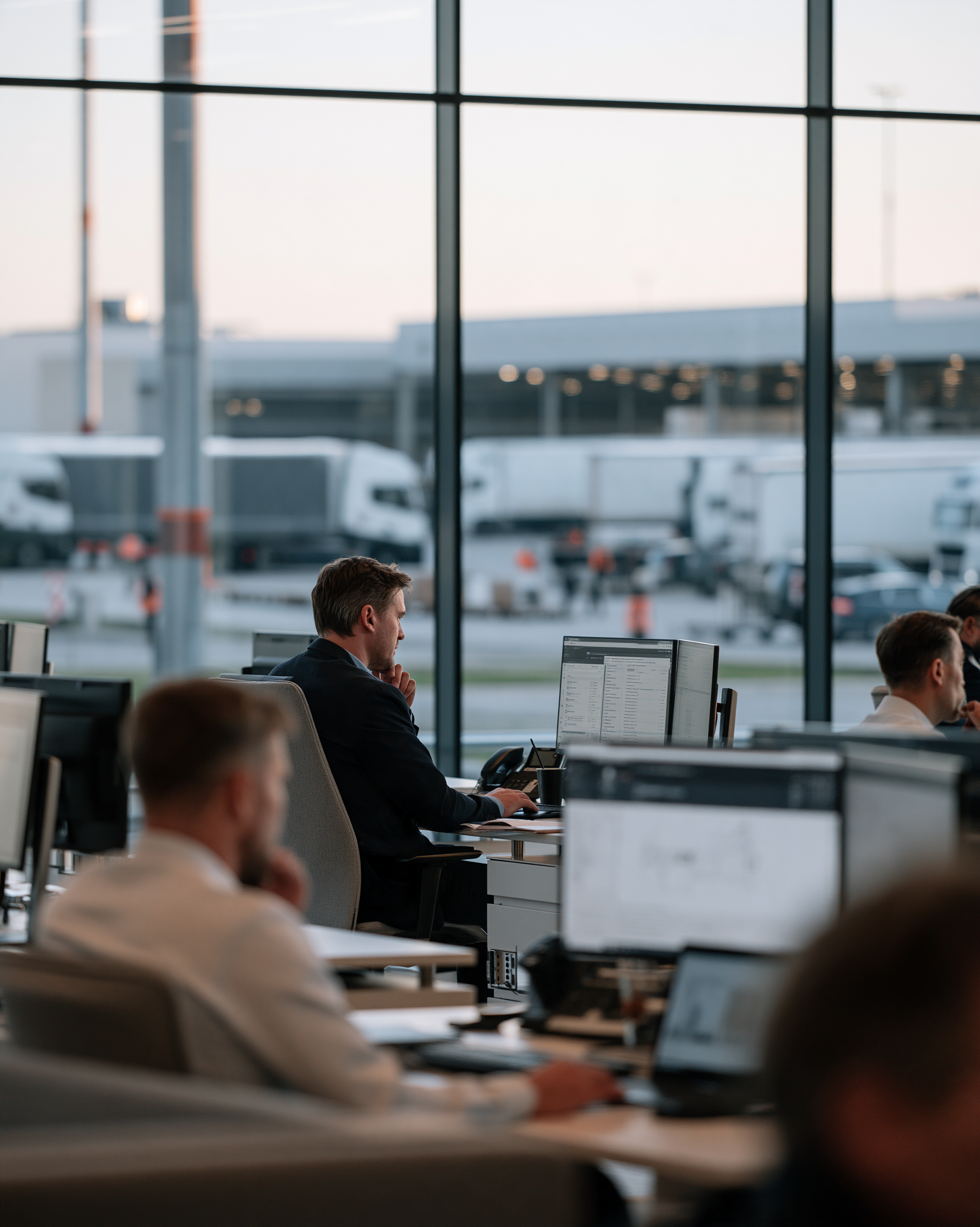 Logistikteam bei der Arbeit mit einer webbasierten Speditionssoftware
