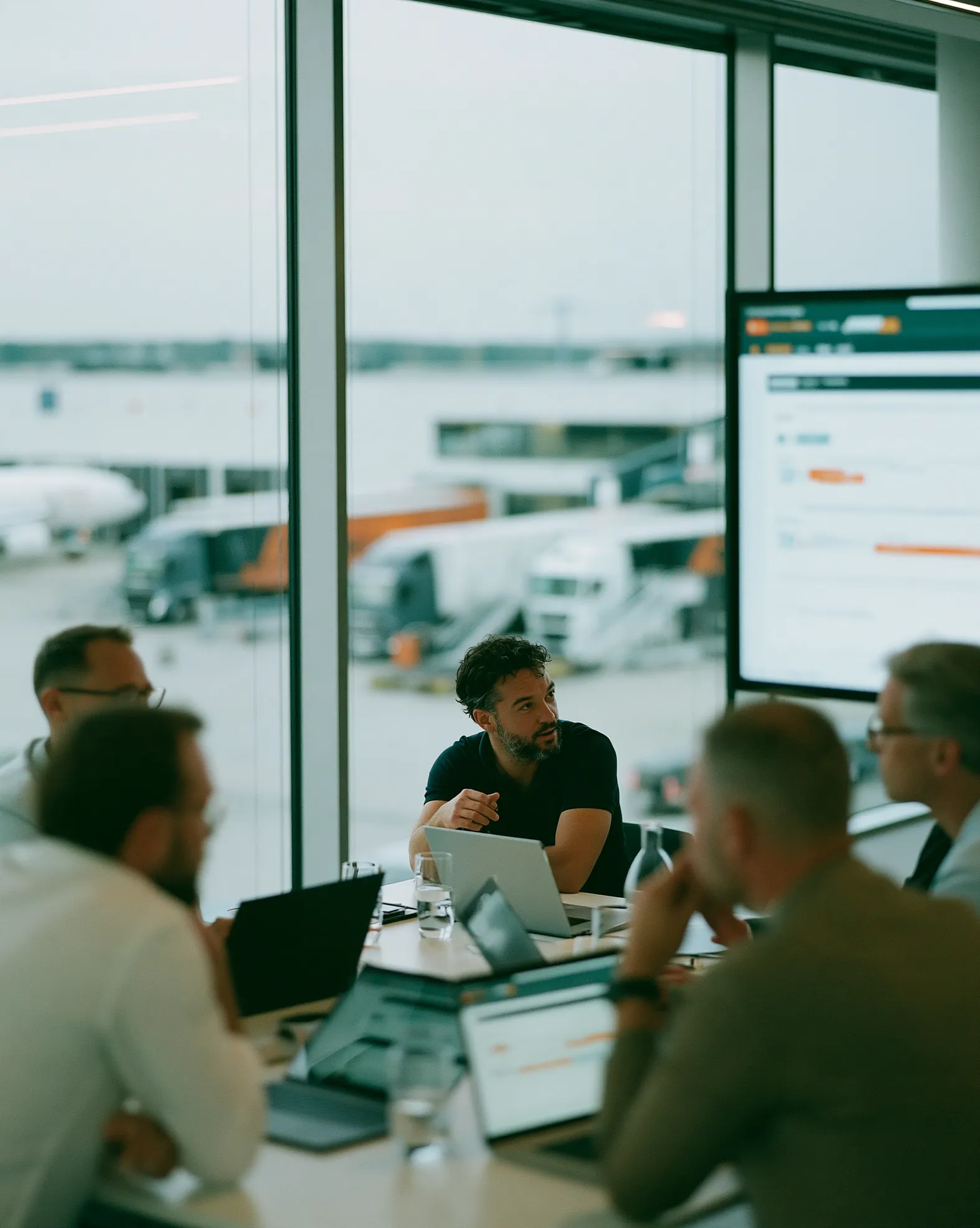 Logistikteam bei der Arbeit mit einer webbasierten Speditionssoftware